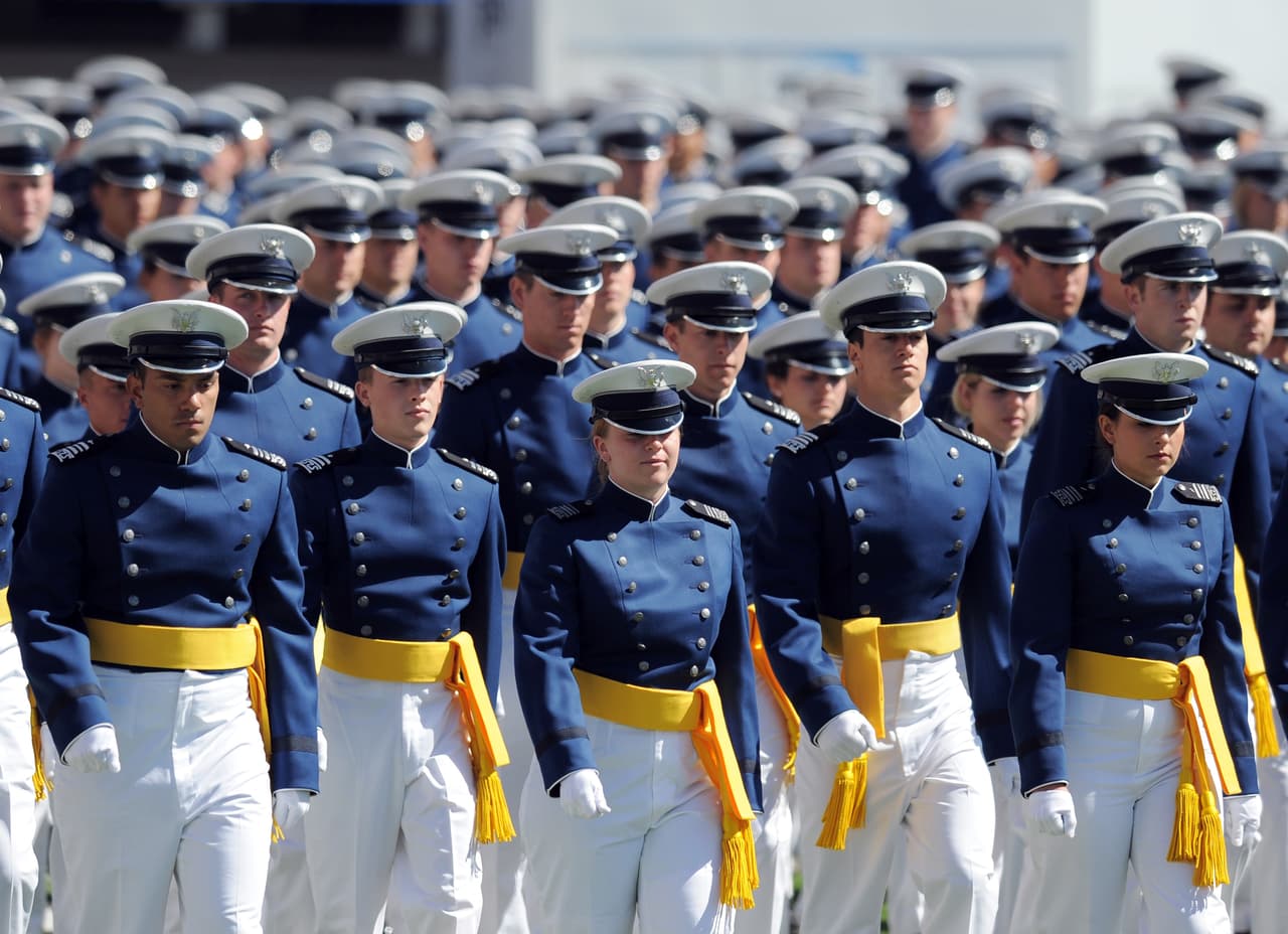 <b>Academia de la Fuerza Aérea de Estados Unidos, Colorado Springs</b>: Esta institución ofrece más de 30 bachilleratos y estudios de posgrado, y sus estudiantes ingresan con beca completa. A cambio hay que servir durante cinco años en la Fuerza Aérea, y durante 10 años si fue entrenado como piloto.