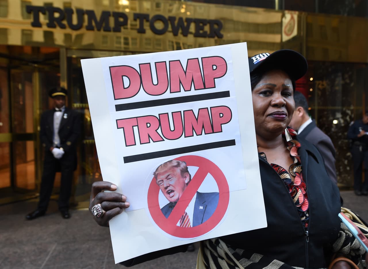 "Descarta a Trump" expresa la pancarta que esta mujer mostró en el evento.