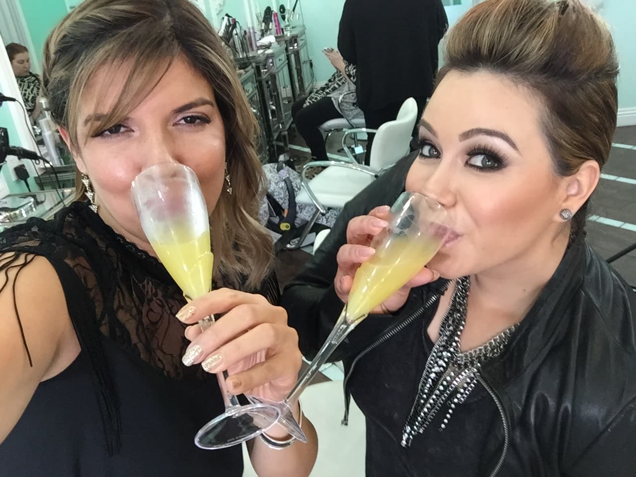 Qué rica bebida se están tomando.