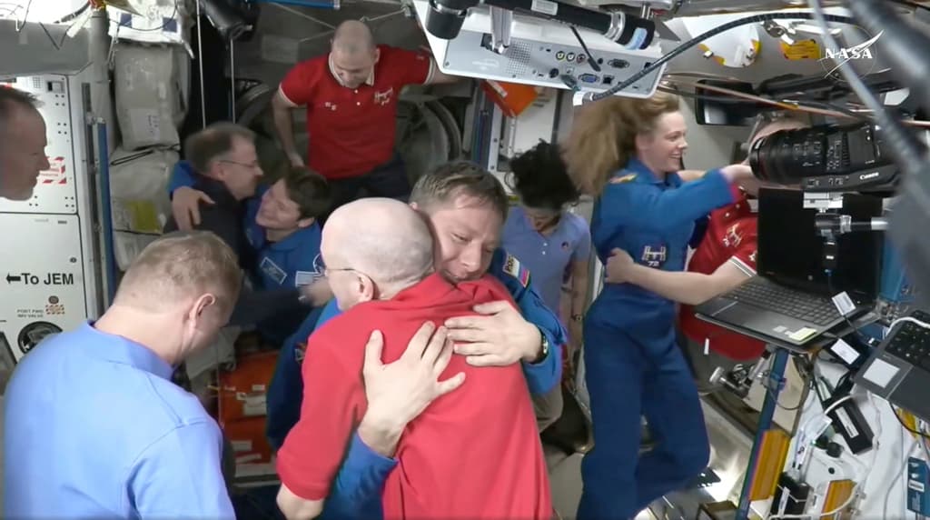 Llegan los reemplazos de los dos astronautas de la NASA varados en la estación espacial