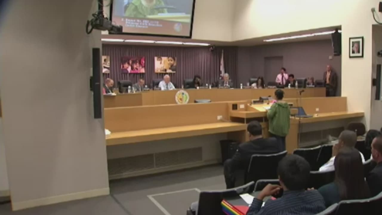 El superintendente escolar Austin Beutnet aseguró que el 
<b>regreso a clases </b>en abril es tentativo y señaló que el problema crucial para que esto suceda radica en la 
<b>vacunación contra el coronavirus</b> de sus aproximadamente 25,000 empleados.