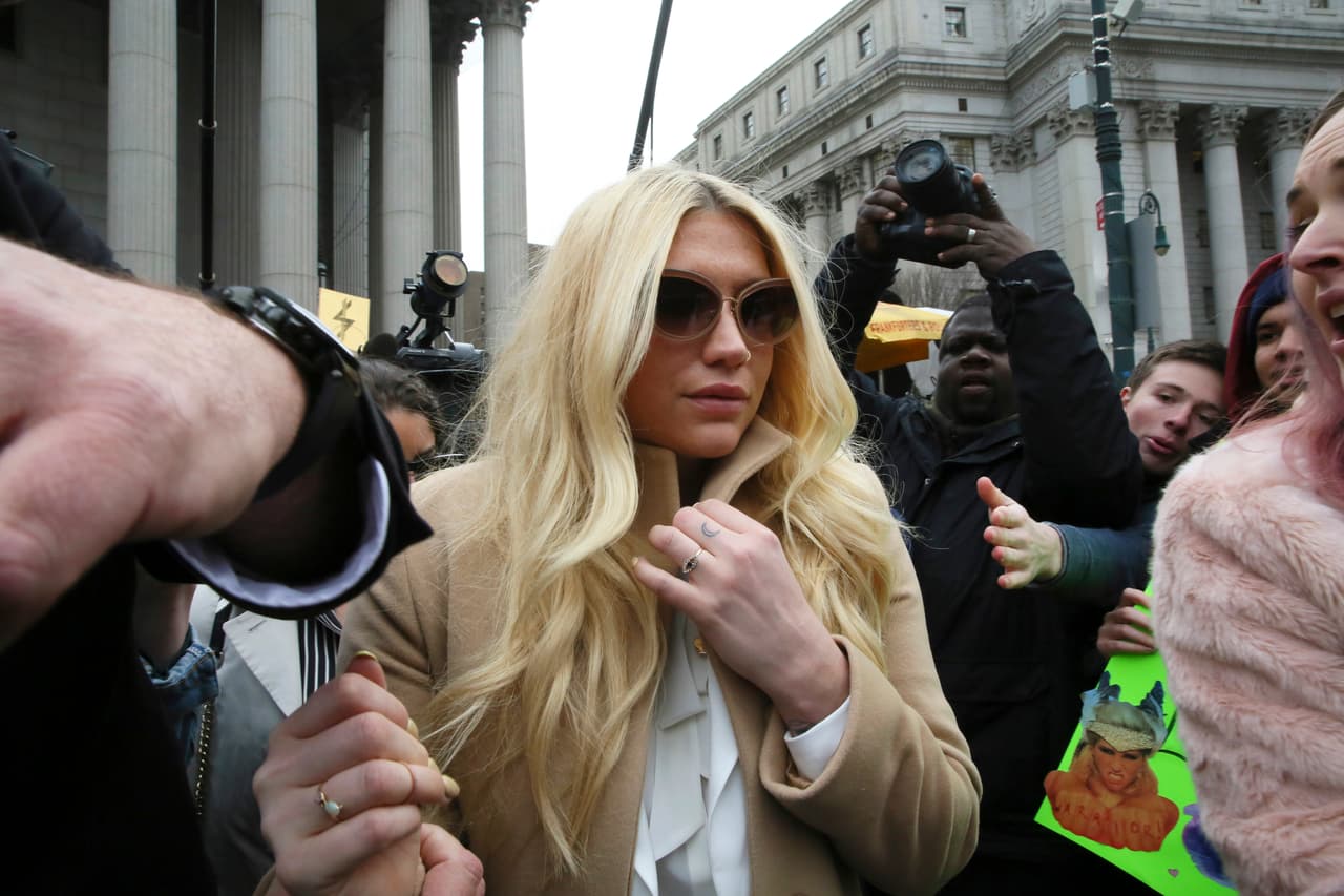Y es que Kesha vive uno de sus peores infiernos, pues ella afirma que Dr. Luke la violó, la drogó y además la violentó.