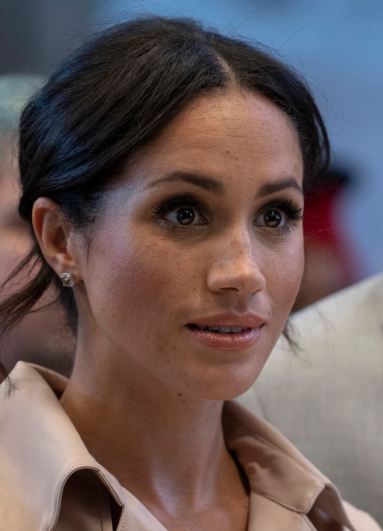 Mientras tanto, continuó con su peinado 'signature': el famoso messy bun que la ha hecho famosa y que implica dejar unos mechones sueltos en un moño con terminado 'descuidado'.