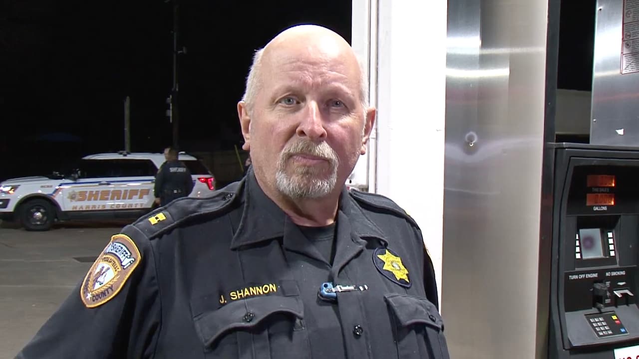 John Shannon, capitán de la Oficina del Sheriff del condado Harris dijo que al parecer se trató de un
<a href="https://www.univision.com/local/houston-kxln/sentencian-a-16-anos-de-carcel-a-octogenario-por-asesinato-en-triangulo-amoroso">triangulo amoroso</a>.