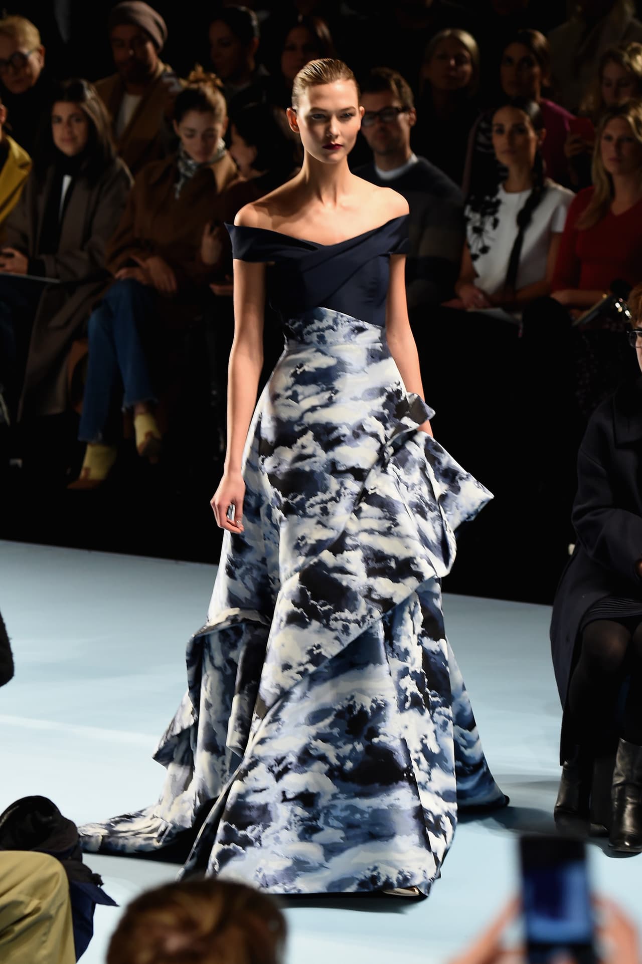 Carolina Herrera le dio glamour y pose durante su pasarela, en donde las piezas con las que desfilaba dejaron maravillados a muchos.