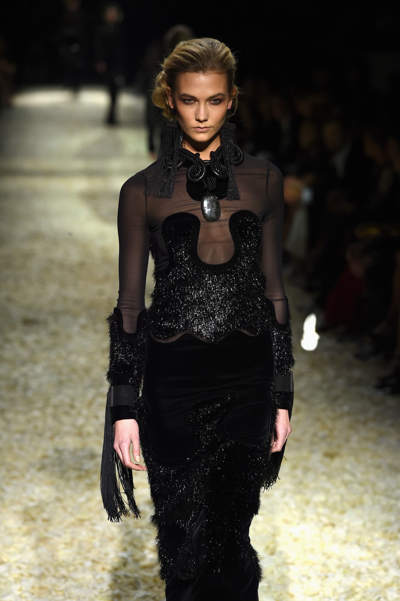 “Yo era una niña jugando a disfrazarse con elaborados vestidos de mujer. Me trataba como su musa y amiga. Su apoyo me ayudó a convertirme en lo que soy”, admitió la supermodelo.