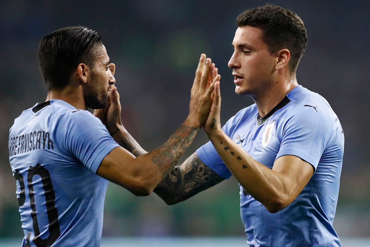 El defensa José María Giménez (derecha) anotó el primer gol del partido para Uruguay a los 22 minutos del encuentro.