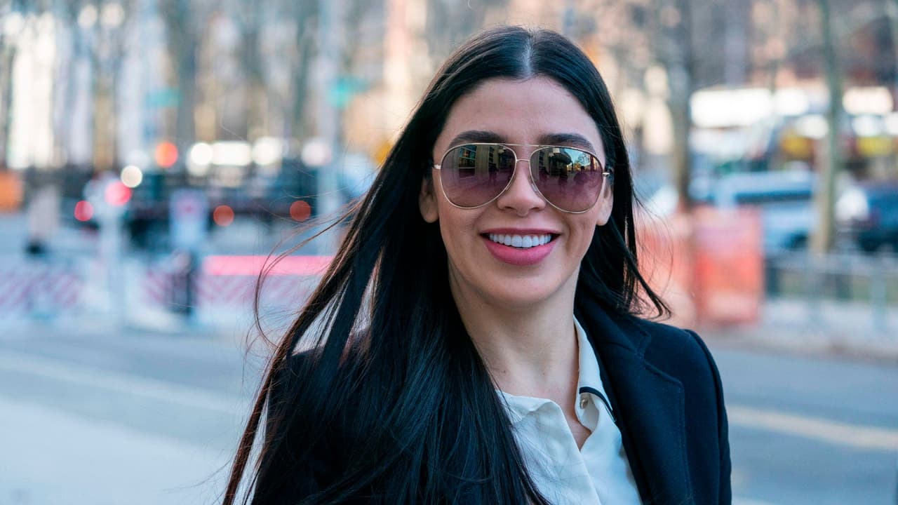 <b>En video: ¿Quién es Emma Coronel?</b> Gerardo Reyes, de Univision Investiga, entrevistó en 2016 a Emma Coronel, la esposa de 'El Chapo' Guzmán. La mujer fue detenida el lunes 22 de febrero en Estados Unidos por cargos de tráfico de drogas relacionados con la actividad criminal de su marido. 
<b><a href="https://www.univision.com/noticias/narcotrafico/las-acusaciones-contra-emma-coronel-que-se-mostraron-en-el-juicio-de-su-esposo-el-chapo">Más información aquí. </a></b>