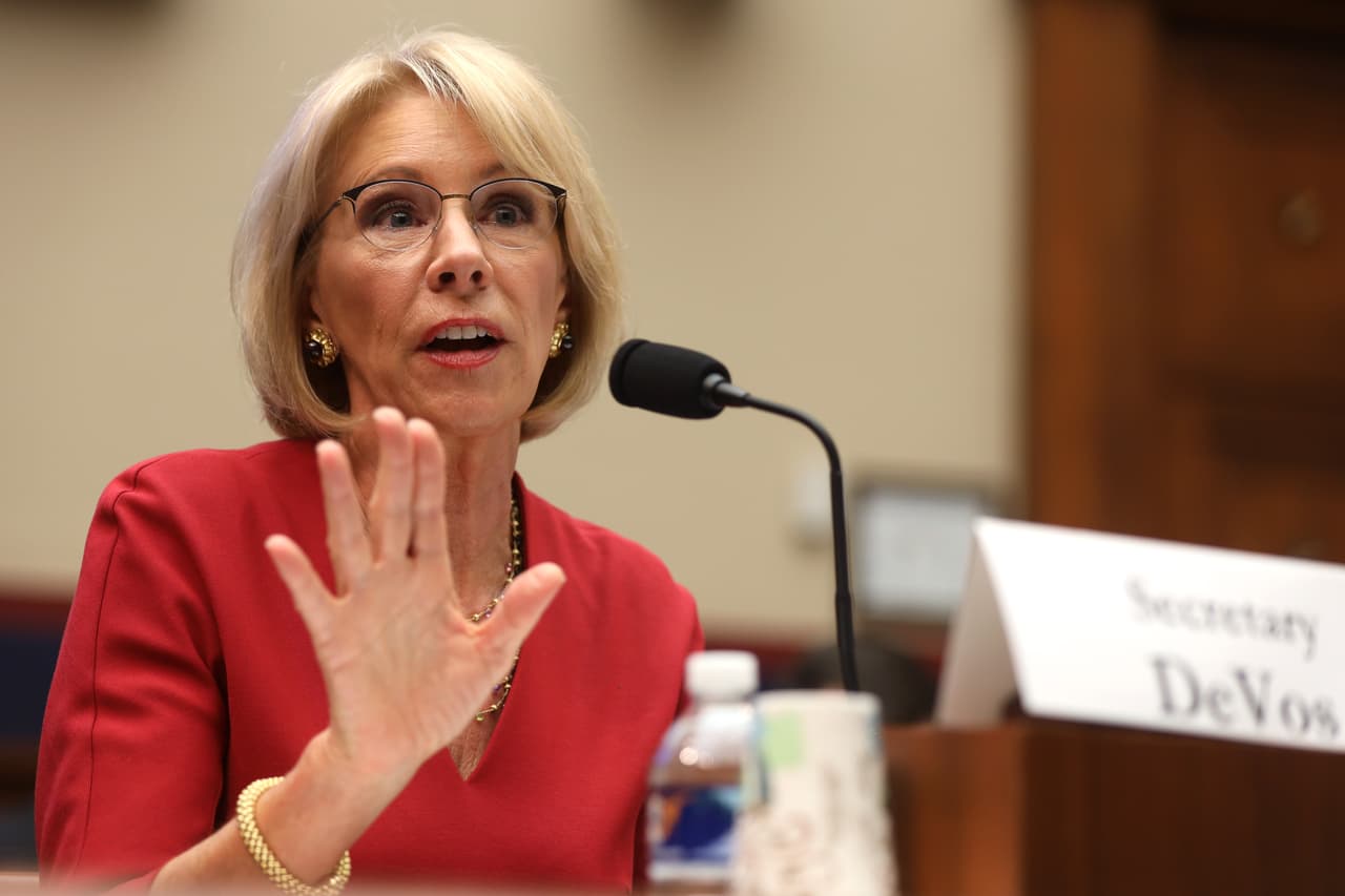 La secretaria de Educación de los Estados Unidos, Betsy DeVos, durante una audiencia ante el Comité de Educación y Trabajo de la Cámara en el Capitolio de Washington, DC.