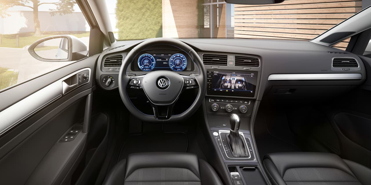 Es difícil distinguir el interior del e-Golf de el del Volkswagen Golf con motor de combustión interna. Sin embargo sus instrumentos digitales, que incluyen un exclusivo medidor de potencia, lo delatan. 
<br>