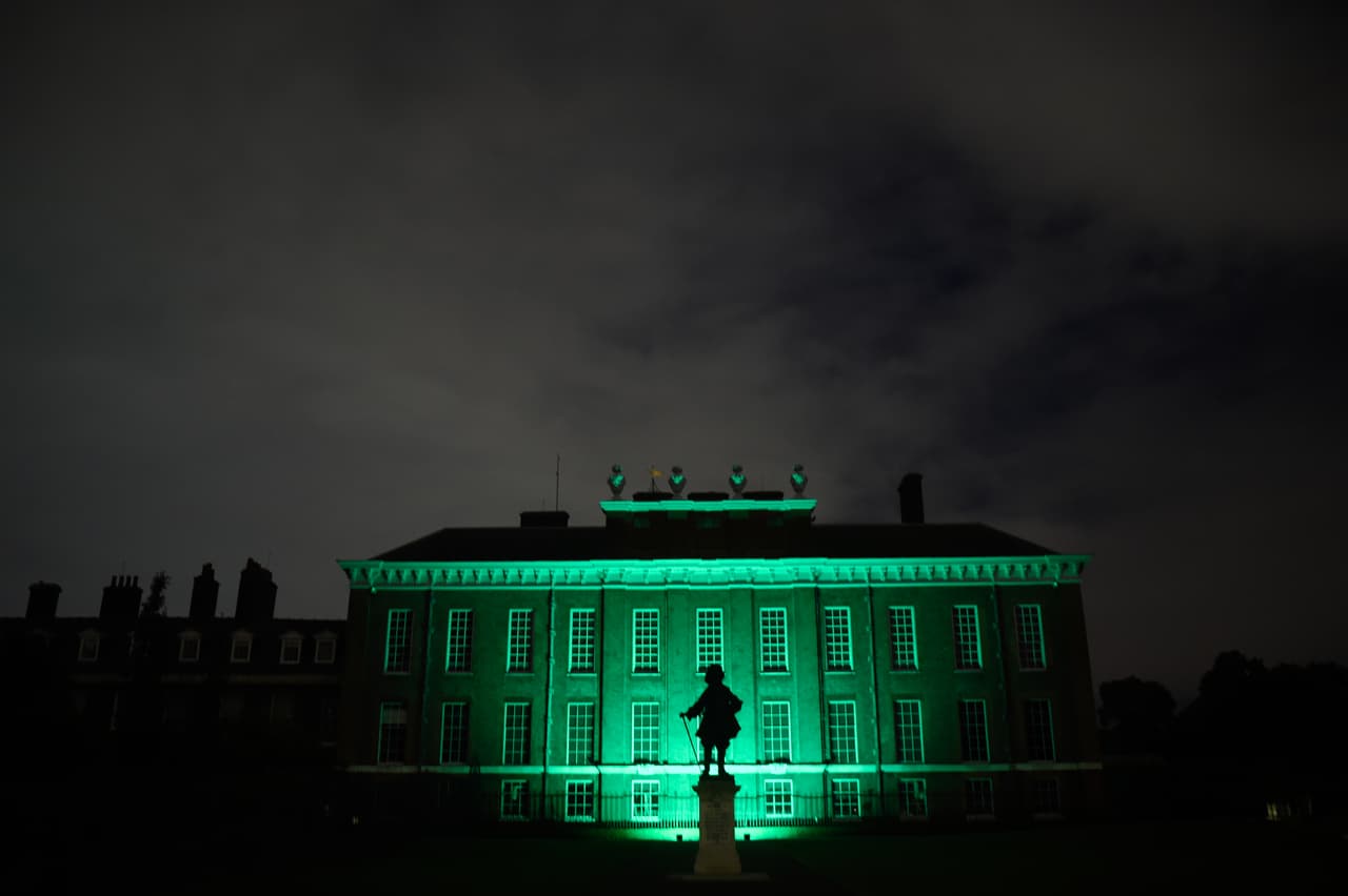 Sobre el millonario gasto para remodelar ese camino de entrada a Kensington, el reporte financiero de la casa real lo justificó así, de acuerdo a lo citado en el diario 
<b><a href="https://www.express.co.uk/news/royal/1146299/kate-middleton-news-latest-prince-william-kensington-palace-frogmore-cottage-royal-today" target="_blank">Express</a></b>:"El camino de entrada dentro del límite del palacio de Kensington se había deteriorado a un ritmo acelerado, con la superficie muy delgada [...] La acción de congelación-descongelación en el invierno también comenzó a degradar la subbase, creando baches y peligro de tropiezos".