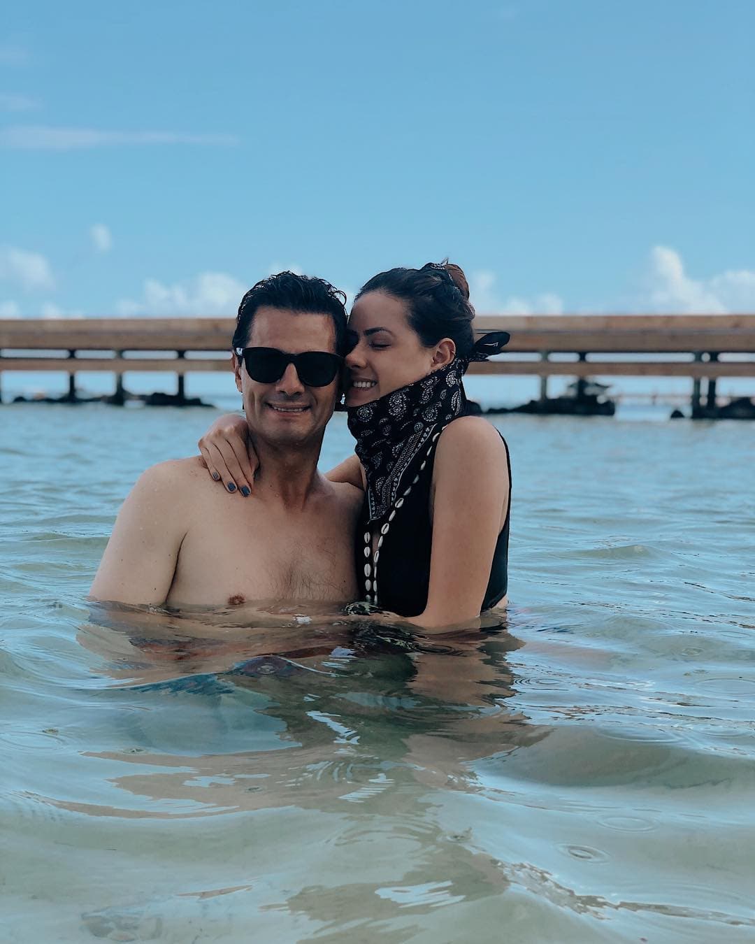 Previamente, la hermana menor de Paulina, Nicole, compartió una imagen con su padre en la playa, dejando ver 
<b>un poco más sobre la <a href="https://www.univision.com/shows/despierta-america/como-nunca-lo-habias-visto-enrique-pena-nieto-reaparece-sin-camisa-y-muy-bien-acompanado-en-la-playa-video">intimidad de la nueva vida expresidente</a>.</b>