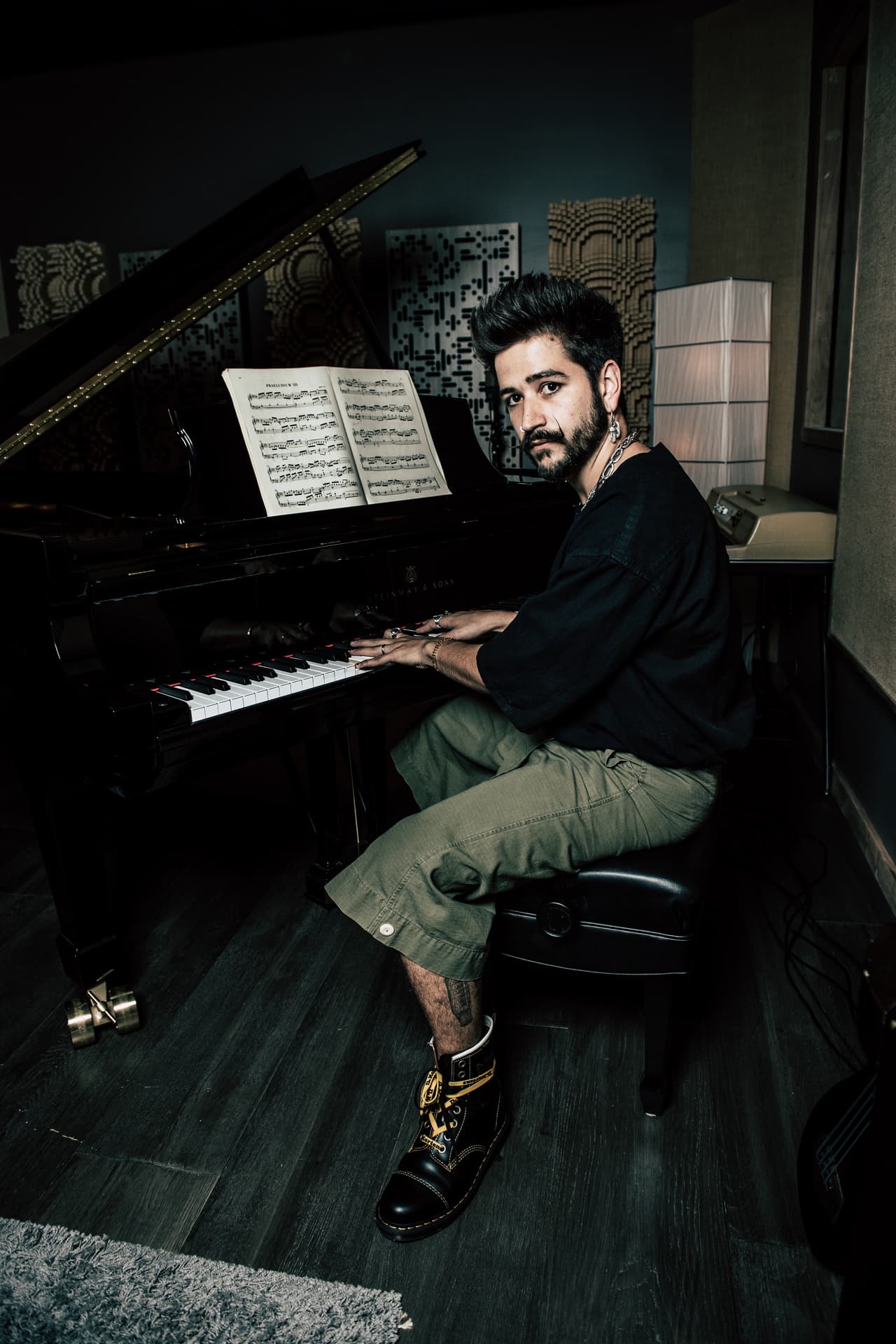 <b>Su álbum 'Mis Manos' está lleno de sonidos y géneros distintos como una celebración a la diversidad:</b>
<br>
<br>“Creo que todo el mundo es más múltiple de lo que cree. Yo le huyo tanto a eso de ‘Camilo, defínete en una palabra.’ Este álbum es una exploración honesta de todos los que soy. Yo soy el niño que pasaba la navidad con sus setenta mil tíos y tías comiendo natillas y bueñuelos en Medellín, escuchando la pólvora y los perritos. Soy el Camilo que creció en Montería escuchando María Barilla. Soy el porro que yo escuchaba en el interior del país. Luego cuando llegué y escuché la música andina… Yo soy todo eso.”
<br>