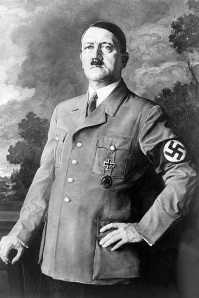 4. Los diarios de Hitler. En 1983, el semanario alemán Stern informó que había hallado el diario del Führer Adolfo Hitler. El medio aseguró que haría entregas constantes de él. Al inicio, el éxito fue rotundo. Más tarde se descubrió que se trató de un engaño, desatando la furia de muchos.