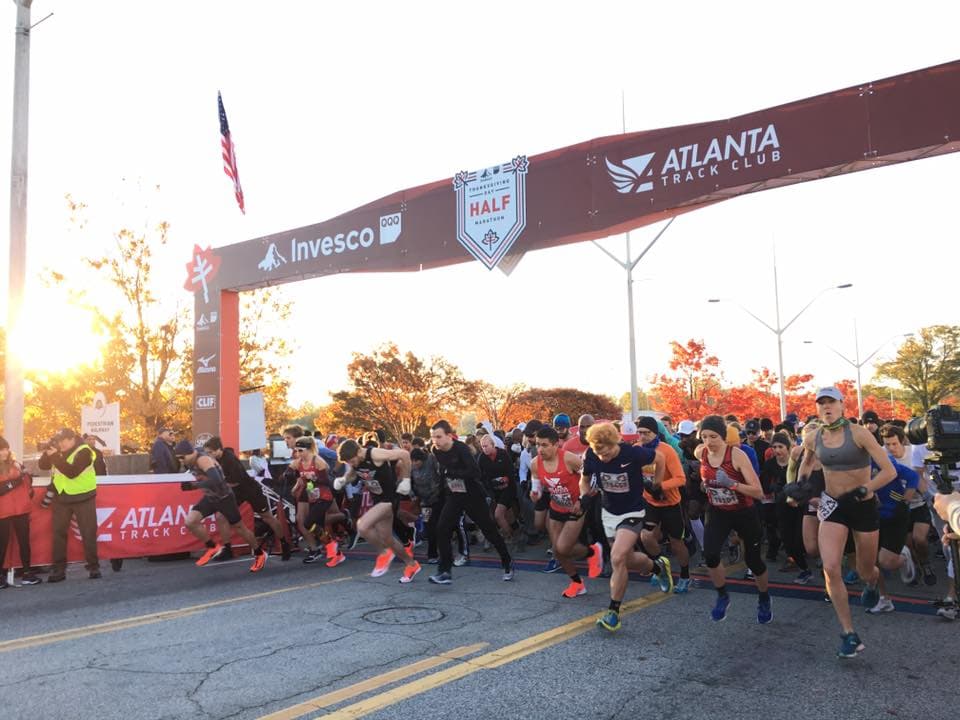 <b><a href="https://www.atlantatrackclub.org/2021-invesco-qqq-thanksgiving-day-half-marathon-5k-mile-dash" target="_blank">Thanksgiving Day Half Marathon, 5K and Dash (25 y 26 de noviembre)</a></b>: Los corredores y caminantes comenzarán su carrera bajo los icónicos anillos olímpicos de Atlanta. Quédese para una celebración posterior a la carrera dentro del Georgia State Stadium.