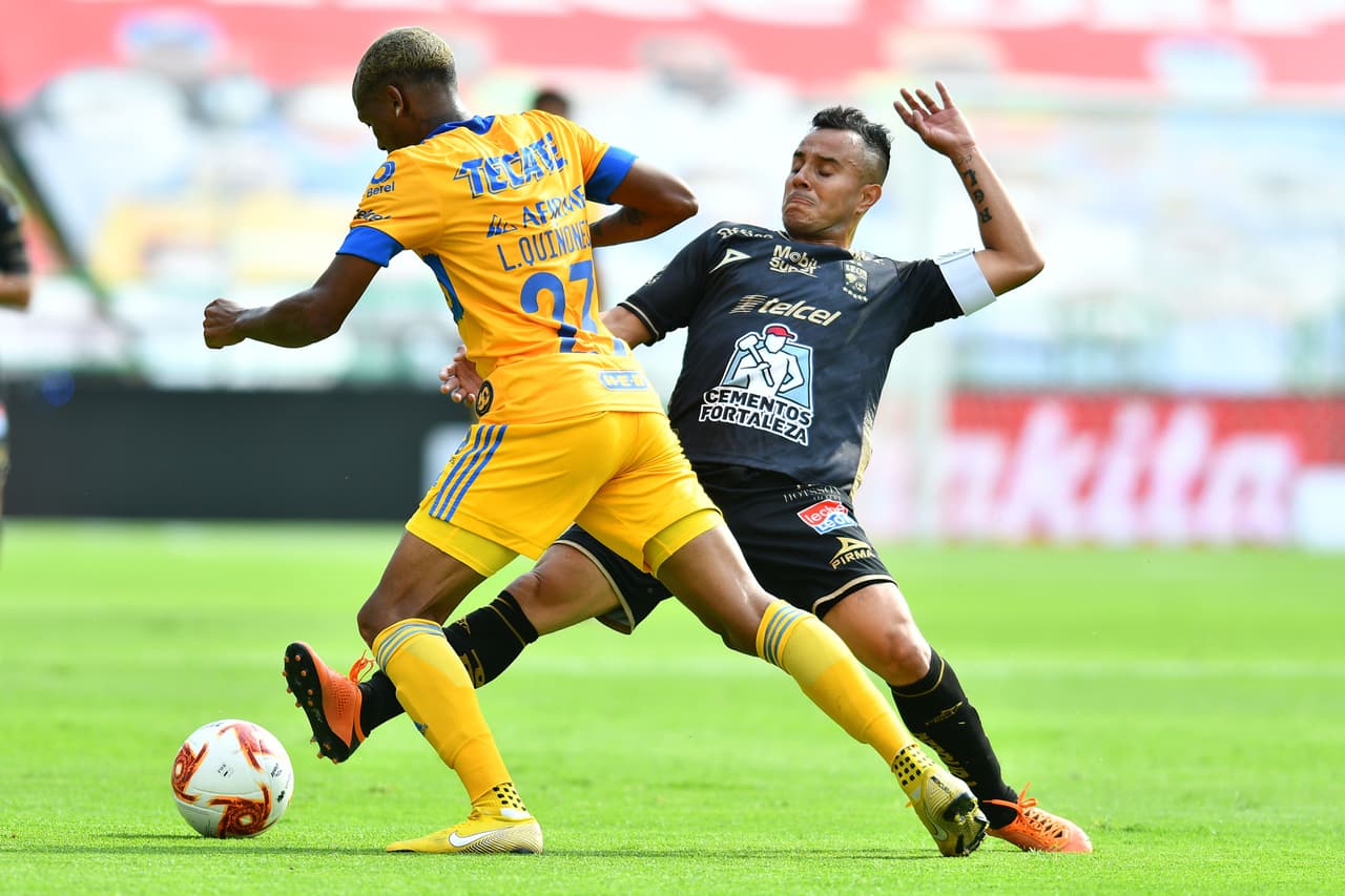 En el juego hay pocas llegadas, pero en el medio campo hay una guerra en la búsqueda del esférico.