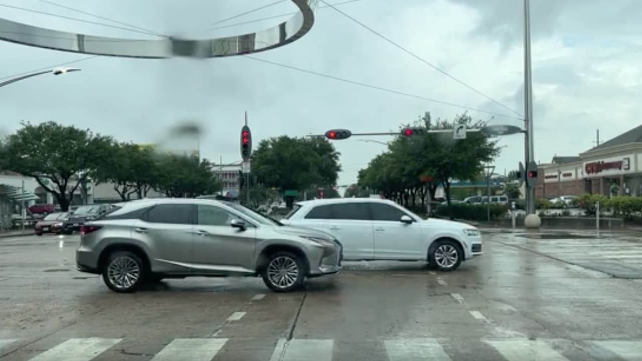 Mantenga su distancia con los otros automóviles en las calles y carreteras.