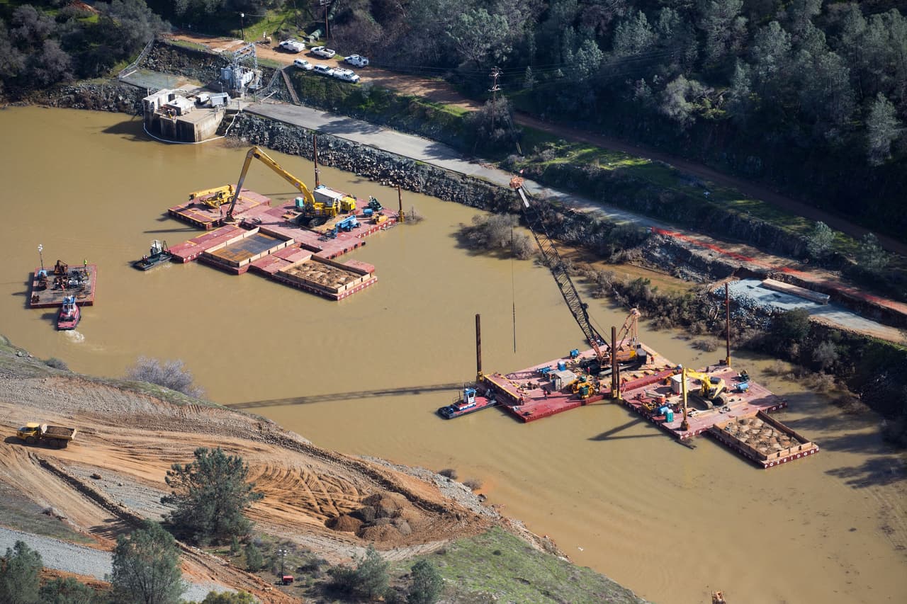 Estas plataformas transportan maquinaria pesada hasta la zona del cauce del río donde más se acumularon los desechos, con el fin de retirarlos.