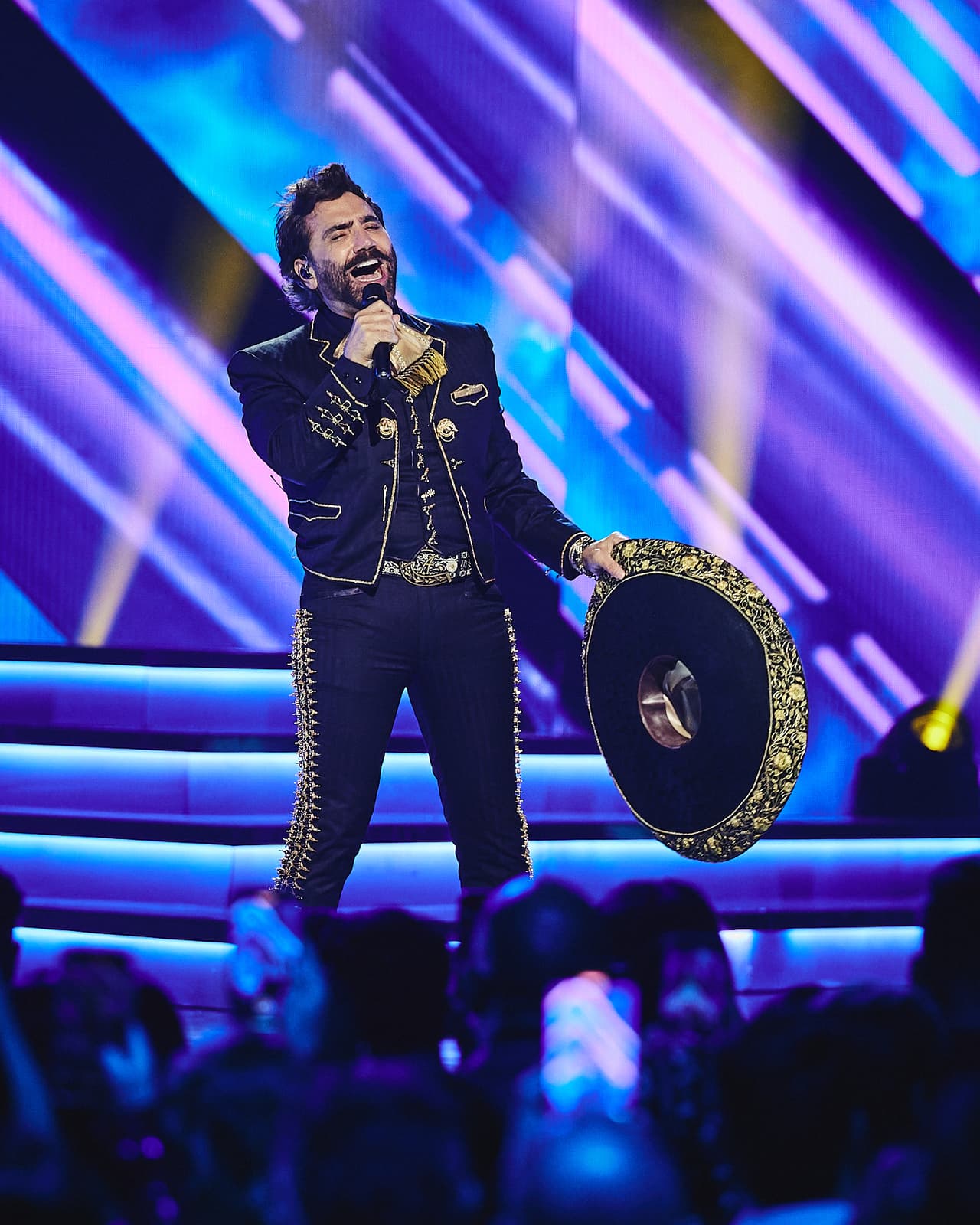 Este año Alejandro Fernández recibió el Premio Lo Nuestro A La Excelencia por su legado musical y sus hijos Alex y Camila Fernández lo presentaron, para que interpretara un medley con éxitos como "Un Millón de Primaveras", "La Ley del Monte" y "Estos Celos".
<br>