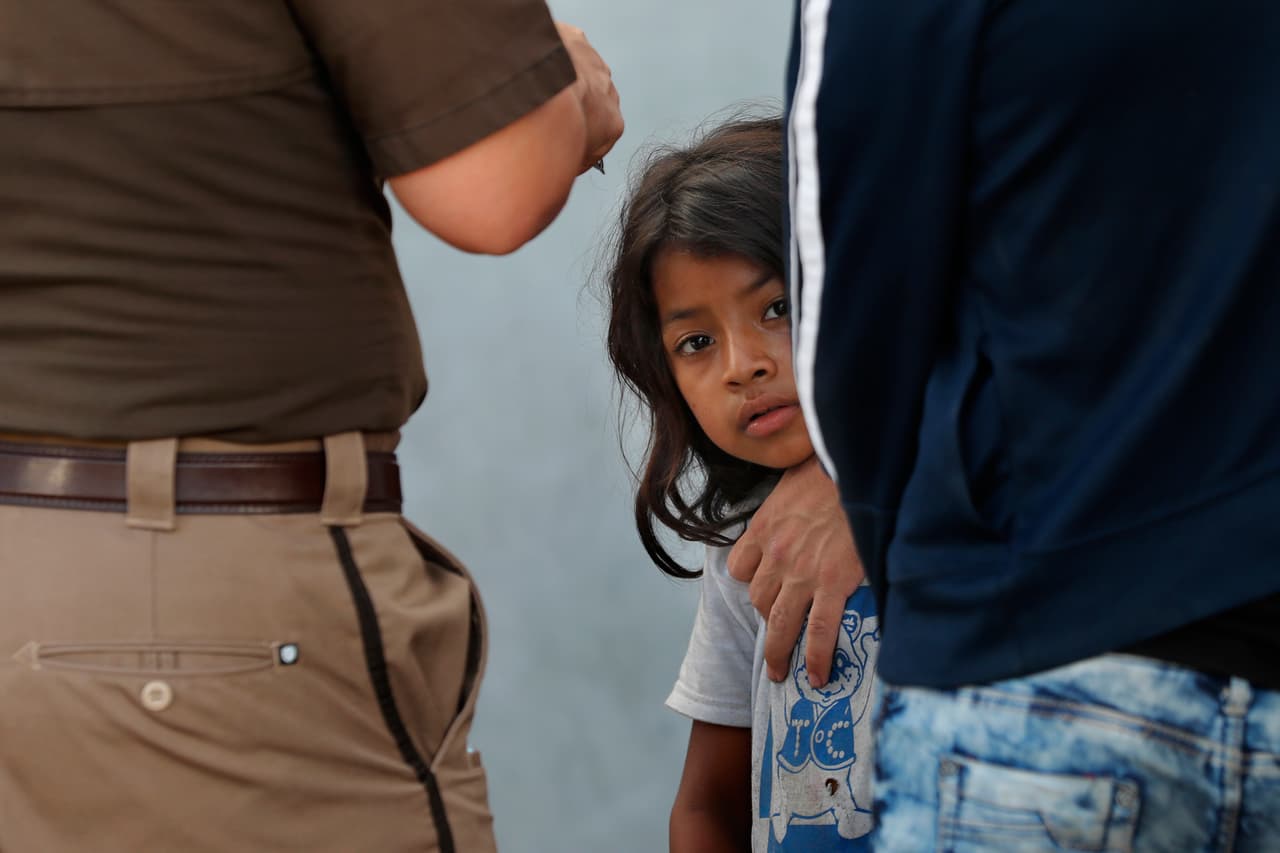 Mientras unos pedían consejo a los conductores sobre dónde ir o cómo regresar a sus países, 
<b>otros buscaban desesperadamente a alguien que les permitiera hacer una llamada a algún familiar</b> para que les enviara dinero o a coyotes para intentar volver a cruzar. En la imagen una niña con su padre y un oficial de inmigración de México.