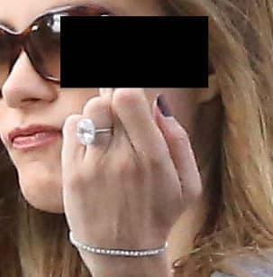 Al menos presumió su enorme anillo de compromiso.