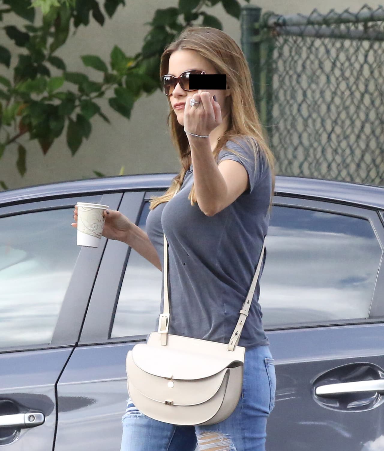 Inmediatamente reaccionó con una seña obscena.