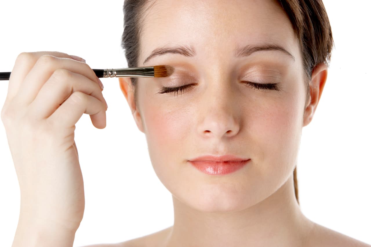 <b>Menos es más</b>. Aunque en muchas ocasiones queramos cargar nuestro rostro de maquillaje para lucir hermosas, durante esta Navidad trata de aplicar el menor maquillaje posible. Verás que con poco lograrás brillar.