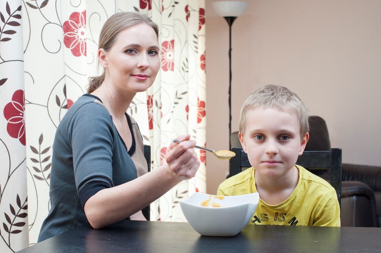 En cada comida se tarda horas, entre el consuelo que necesita, que apruebe todos los alimentos y que el pánico no se apodere de él.