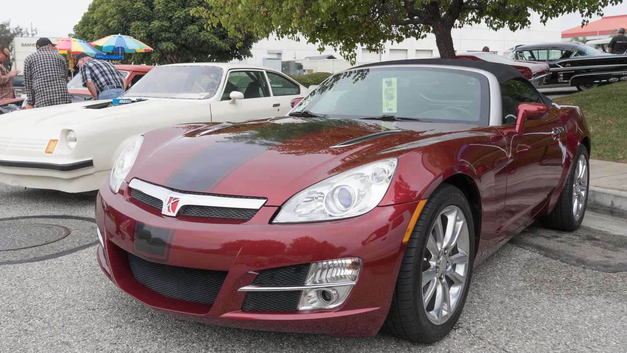 <h3 class="cms-H3-H3">25. Saturn</h3>
<br>
<b>Costo promedio por 10 años de mantenimiento: 12,400 dólares</b>
<br>La marca muerta con el mantenimiento más costoso en la lista es irónicamnete una marca que funcionó como un canal de ventas de carros económicos. Algo importante de tener en cuenta ya que aún hay modelos Saturn en el mercado secundario. YourMechanic.com no explicó por qué no se incluyeron las marcas muertas; 
<b>Hummer</b> y 
<b>Saab</b>.