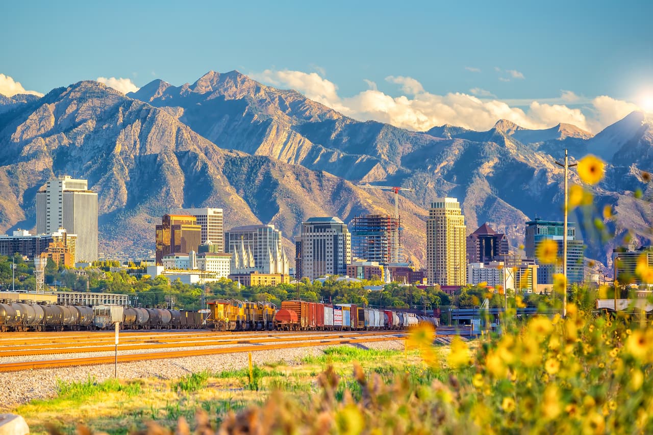 <h3 class="cms-H3-H3">7. Salt Lake City, Utah</h3>
<br>
<br>💻 
<b>Calificación: </b>74.1
<br>
<br>💻 
<b>Promedio del costo de un espacio para <i>coworking</i>:</b> $288 al mes.
<br>
<br>💻 
<b>Promedio del costo de Internet:</b> $55 al mes.
<br>
<br>💻 
<b>Población:</b> 200,000
<br>