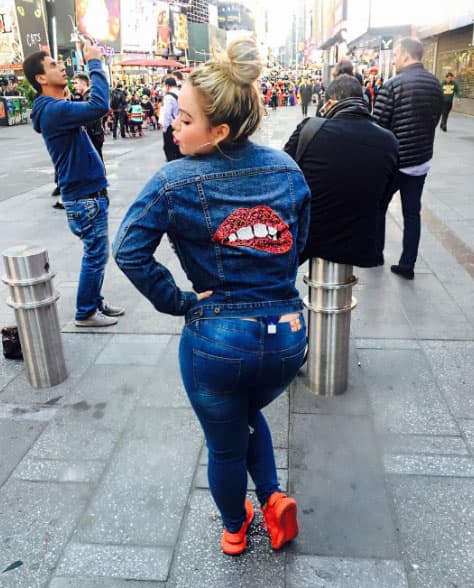 Chiquis con pura mezclilla en
<i>skinny jeans</i>