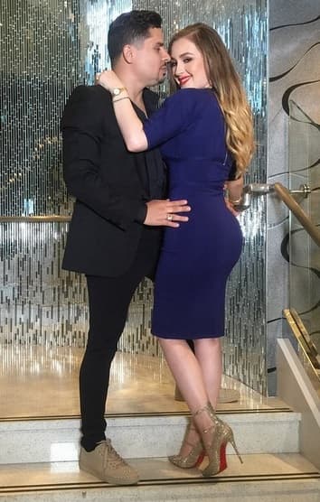 larrykeniaNo cabe duda que en Kenia, Larry encontró a una gran mujer que lo apoya en todo.