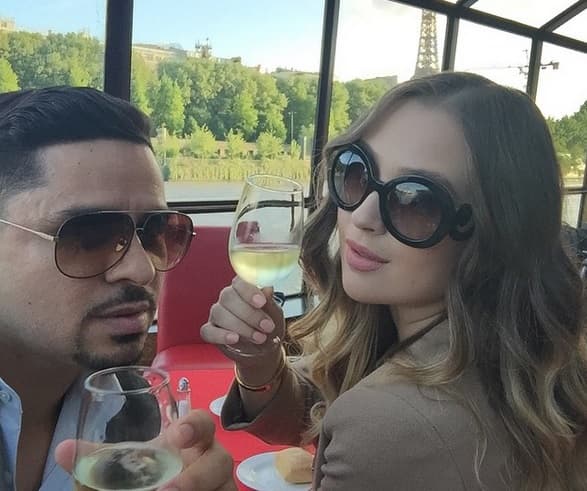 Entravisión reportó que las cuentas del cantante fueron congeladas y que ella se ha movido para poner a la venta unas propiedades que él le puso a su nombre.