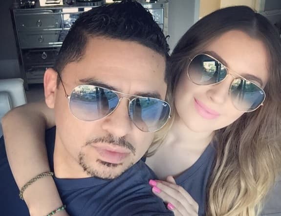 En más de una ocasión, Larry ha sido señalado por sus fans de ser violento con ella. En el reality show del cantante, deja ver como es su convivencia diaria con la joven y ha dejado ver que se llevan pesado.