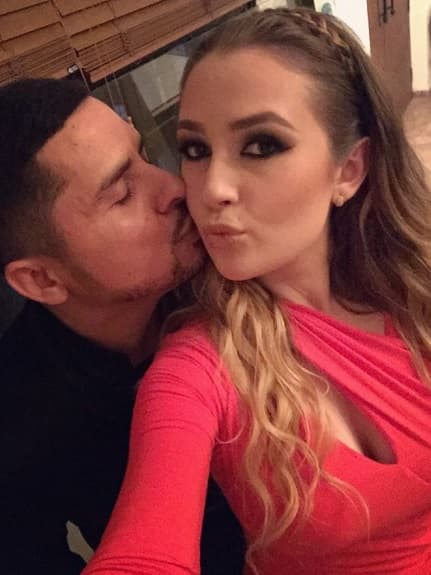 En una entrevista con Maity Interiano, Larry contó como conoció a Kenia. La pareja se conoció en el funeral de uno de los tíos de ella, quien era mejor amigo de Larry.