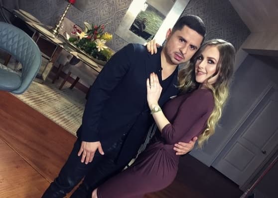 Kenia Ontiveros ha estado al lado de Larry Hernández en las buenas y en las malas, y ahora más que nunca el cantante necesita de ella.