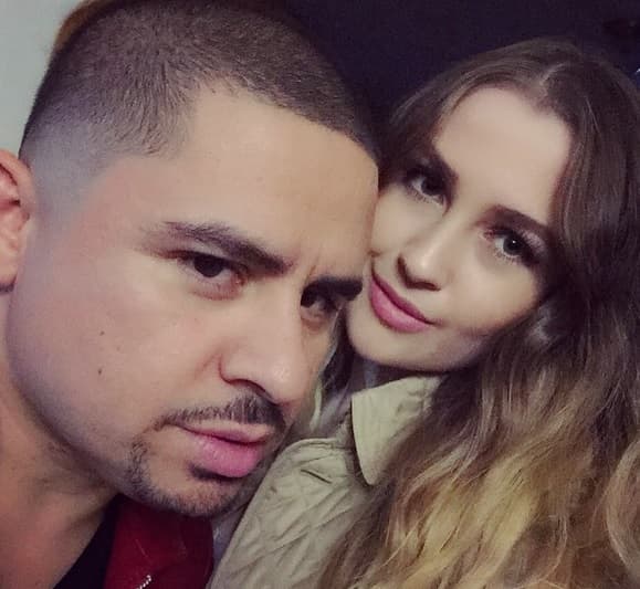 Kenia contó que lo vio bajar de su carro y que fue amor a primera vista. Después ella lo contactó por una red social y empezaron a salir.