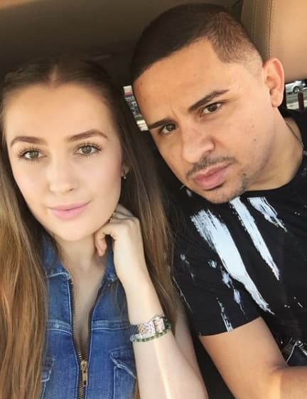 En una entrevista con la revista HOLA!, Larry ha dicho que lo que más admira de Kenia es la paciencia que le tiene: "Ella me pide mucha paciencia y es una persona que me ha ayudado a cambiar y ser mejor ser humano, a valorar más a la familia. Me siento orgulloso de ella, porque también se está desempeñando como empresaria".