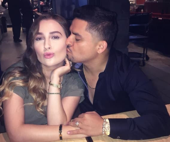 Hecho que muchos de sus fans le critican y por ello señalan que él se porta agresivo con ella.