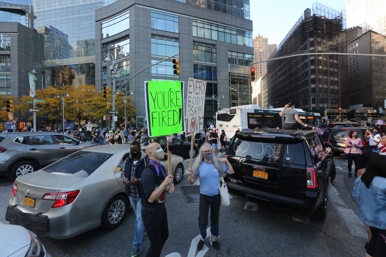 Manifestante aguanta pancarta con la frase 'You Are Fired', el lema que Donald Trump hizo famoso durante su show The Apprentice.