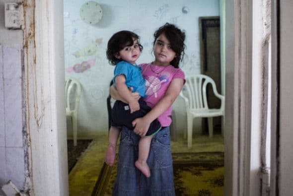 Niños posan para una fotografía mientras juegan en un refugio contra bomba s en Ashkelon , Israel.