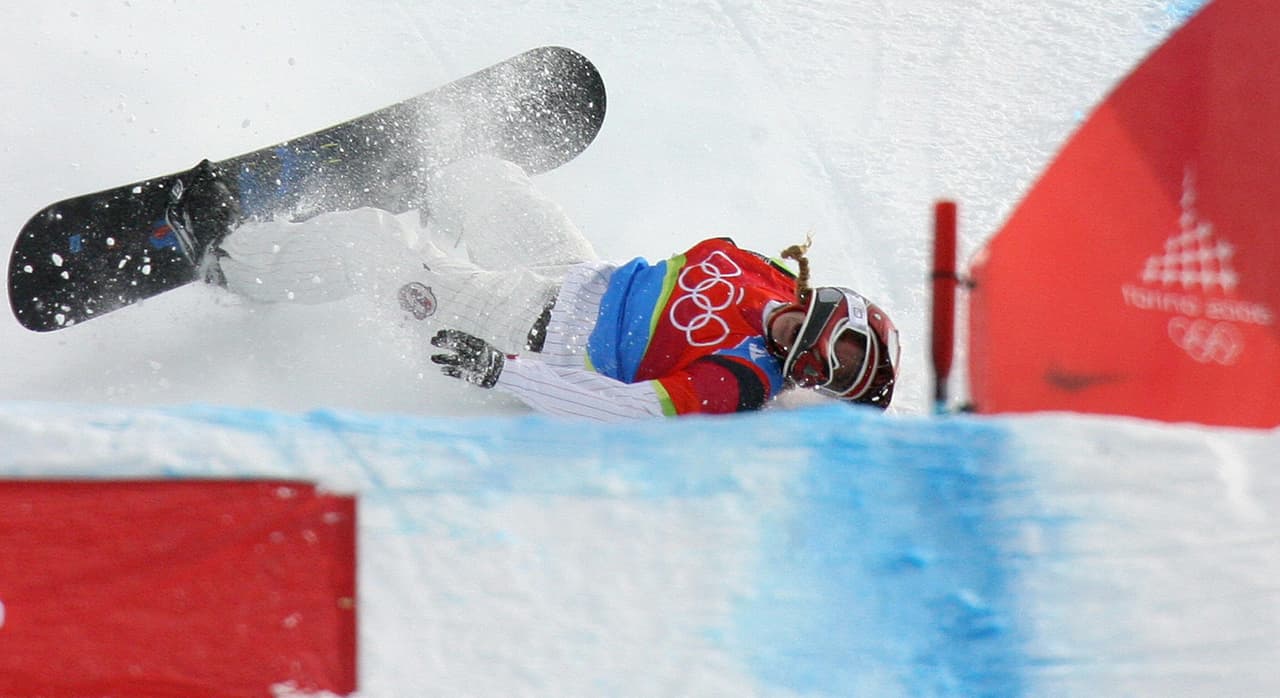 La frustración llegó a la estadounidense Lindsey Jacobellis en los Olímpicos de 2006, cuando una caída le arrebató el oro tras liderar con comodidad en snowboard. Tremenda decepción.