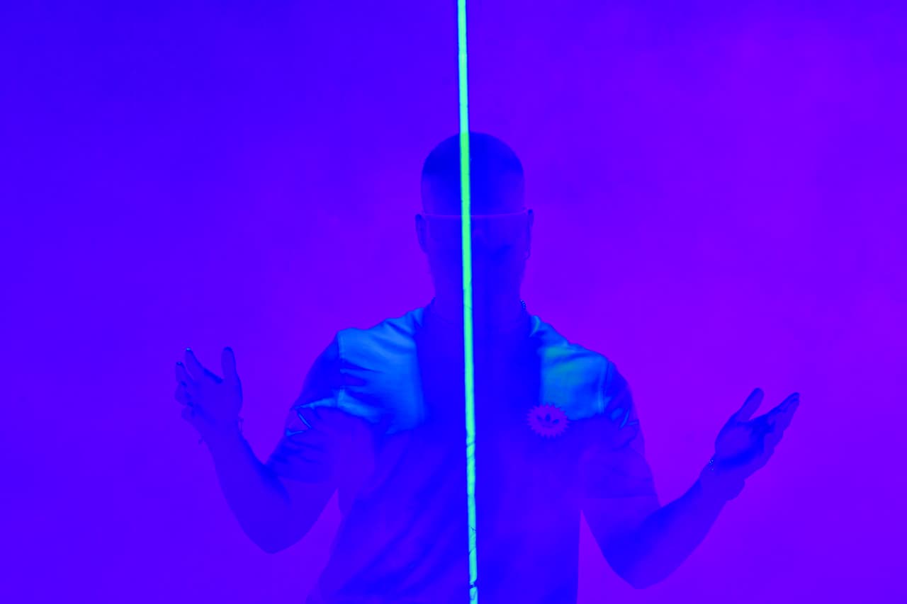 Entre un ensayo y otro, descubrimos que Maluma impregnaba el ambiente con su perfume. Más de una de las asistentes a los ensayos comentó lo rico del aroma que dejaba a su paso.