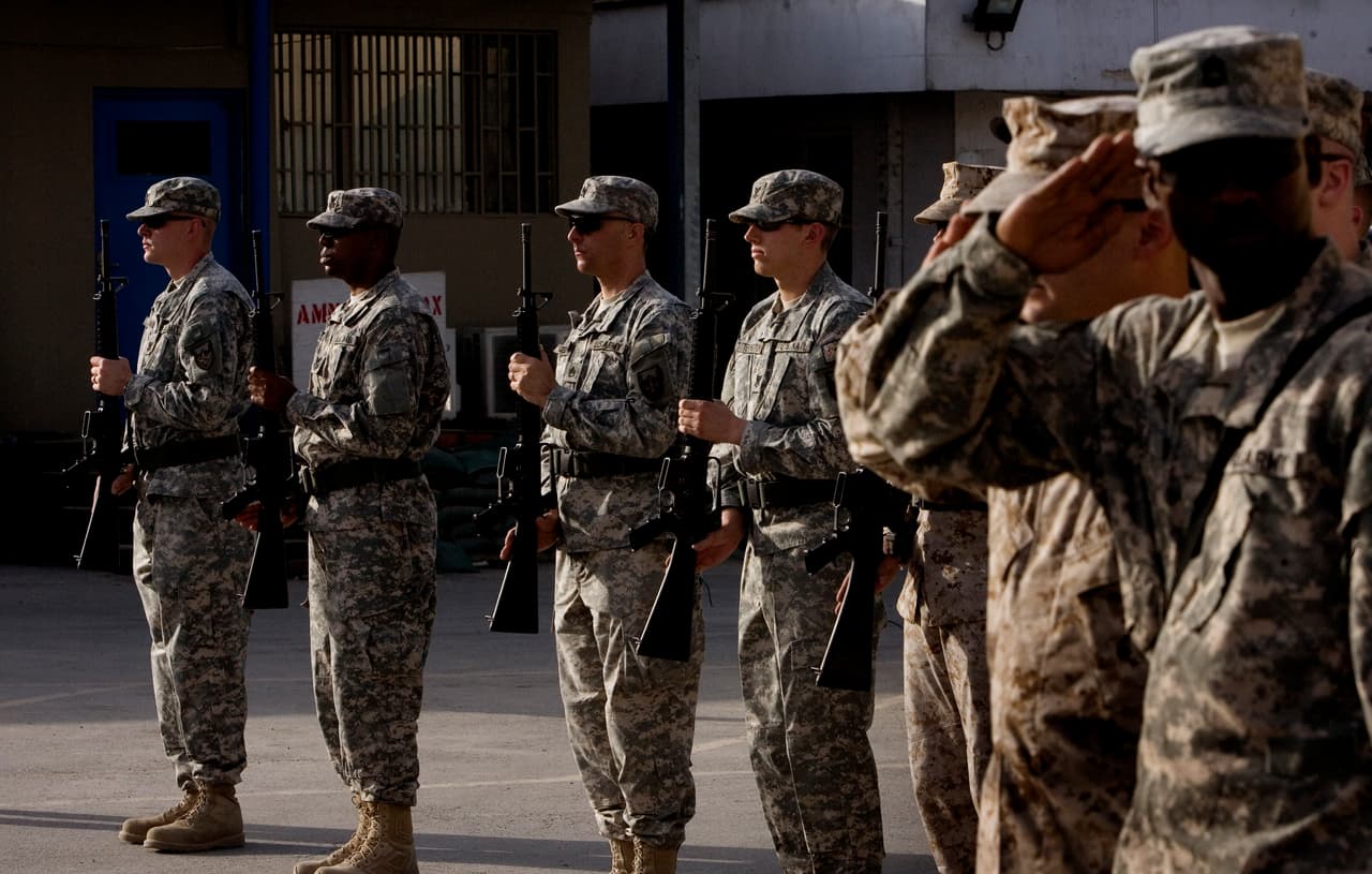 Los soldados estadounidenses en Afganistán también rindieron tributo a las víctimas. Las tropas fueron enviadas después de los ataques, en busca de miembros de Al Qaeda.