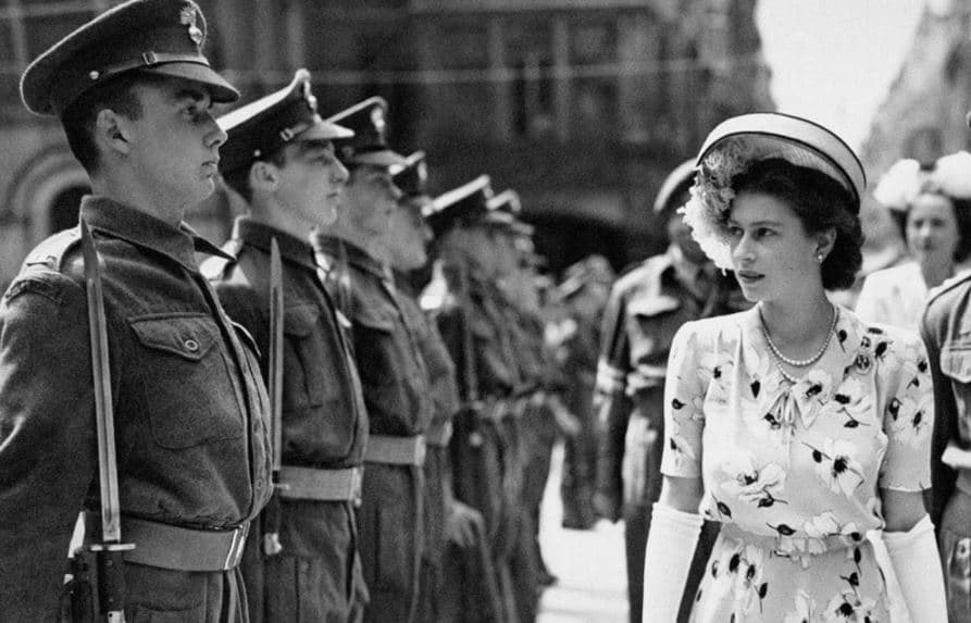La reina tiene dos celebraciones de cumpleaños cada año: el día de su nacimiento, que es en abril, y el cumpleaños oficial en junio, cuando el clima mejora en las islas británicas y se lleva a cabo un desfile en su honor.