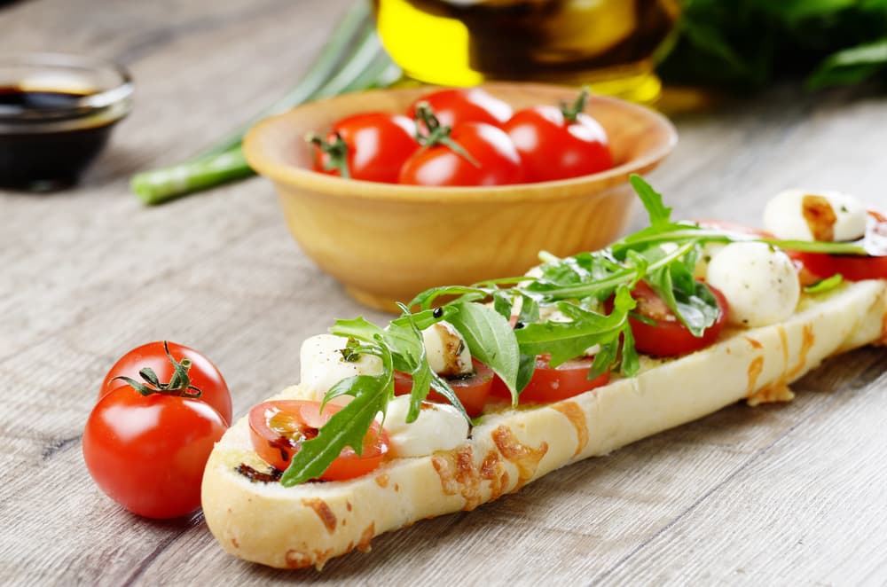 Esta es una clásica combinación que amará por ser un desayuno liviano, nutritivo que contribuye con su figura y su salud. Lo puede comer frío y caliente así que investiga de qué manera lo prefiere.