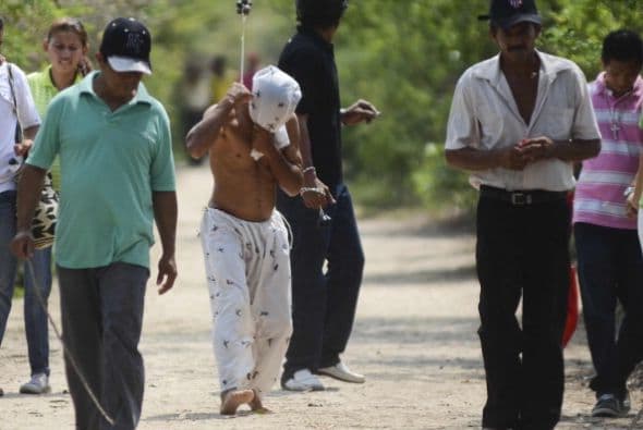 Más tarde, los penitentes desfilan golpeando sus espaldas.