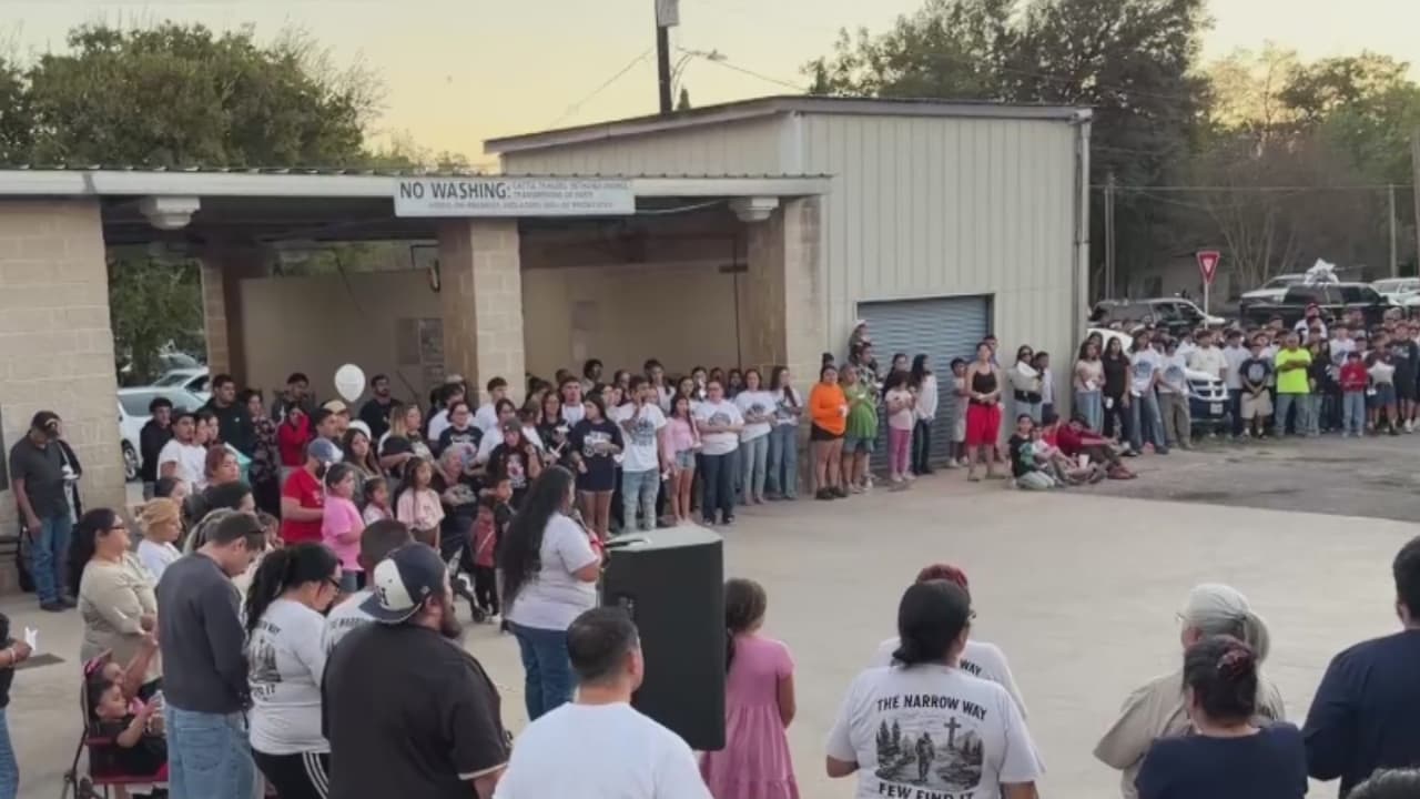 Comunidad de Texas realiza multitudinaria vigilia para honrar la memoria de Caleb