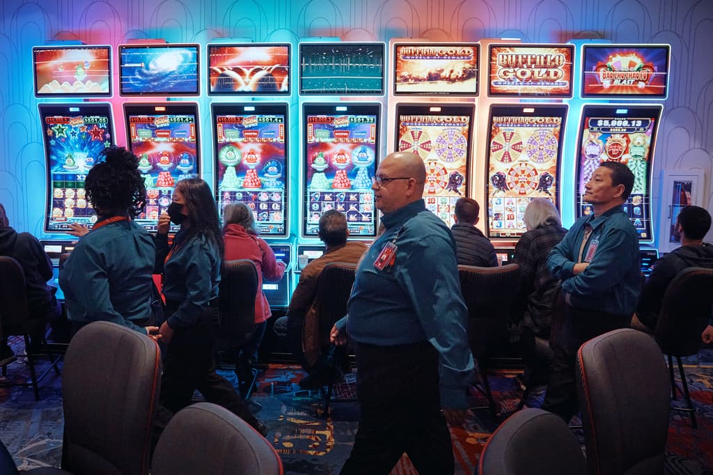 El nuevo casino, que ya atrae clientela, está localizado al lado del hipódromo Aqueduct y 
<b>muy cerca del aeropuerto JFK</b>, en South Ozone Park, en el 
<b>condado de Queens</b>.