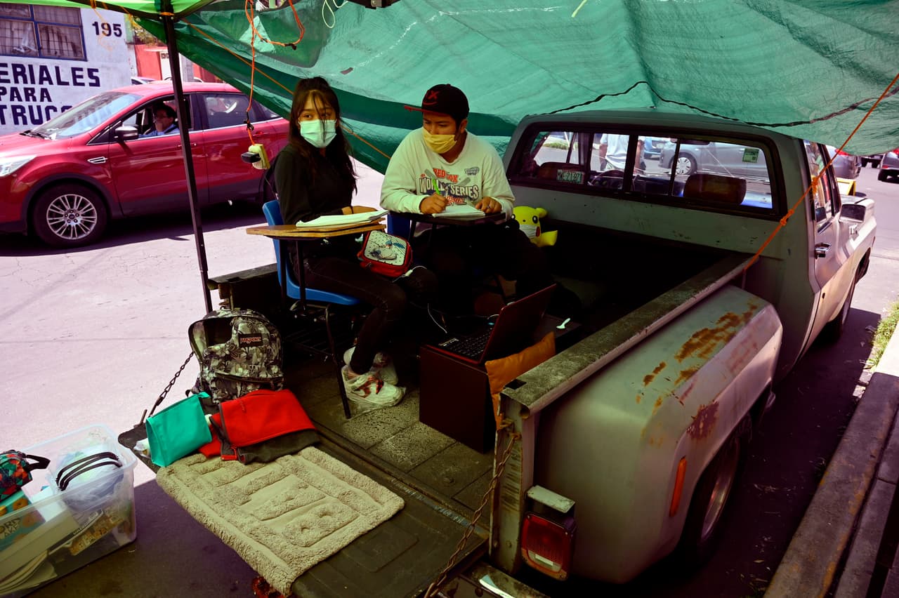 <h3 class="cms-H3-H3">Clases a distancia</h3>
<br>
<br>La urgencia por la vuelta a las aulas propició que el gobierno federal estableciera un sistema educativo por medio de televisión e internet. 
<a href="https://www.univision.com/noticias/america-latina/en-fotos-la-desigualdad-en-mexico-reflejada-en-el-reinicio-de-las-clases-a-traves-de-la-television-e-internet-fotos">Esta medida propició imágenes cautivantes debido a los esfuerzos de muchos jóvenes por no perder el hilo de su educación, a pesar de la precaridad de sus condiciones de vida.</a> 
<b>Casos como los de Vanesa Quintana y Javier Chávez quienes tomaron su clase en el improvisado salón de clases de calle llamado "Rinconcito de Esperanza", creado como parte del "Movimiento Todos por Leo" en el barrio de Héroes de Padierna en México se repitieron por todo el país</b>, muchas veces propiciados por esduerzos colectivos para que muchos alumnos compartieran el acceso a internet.